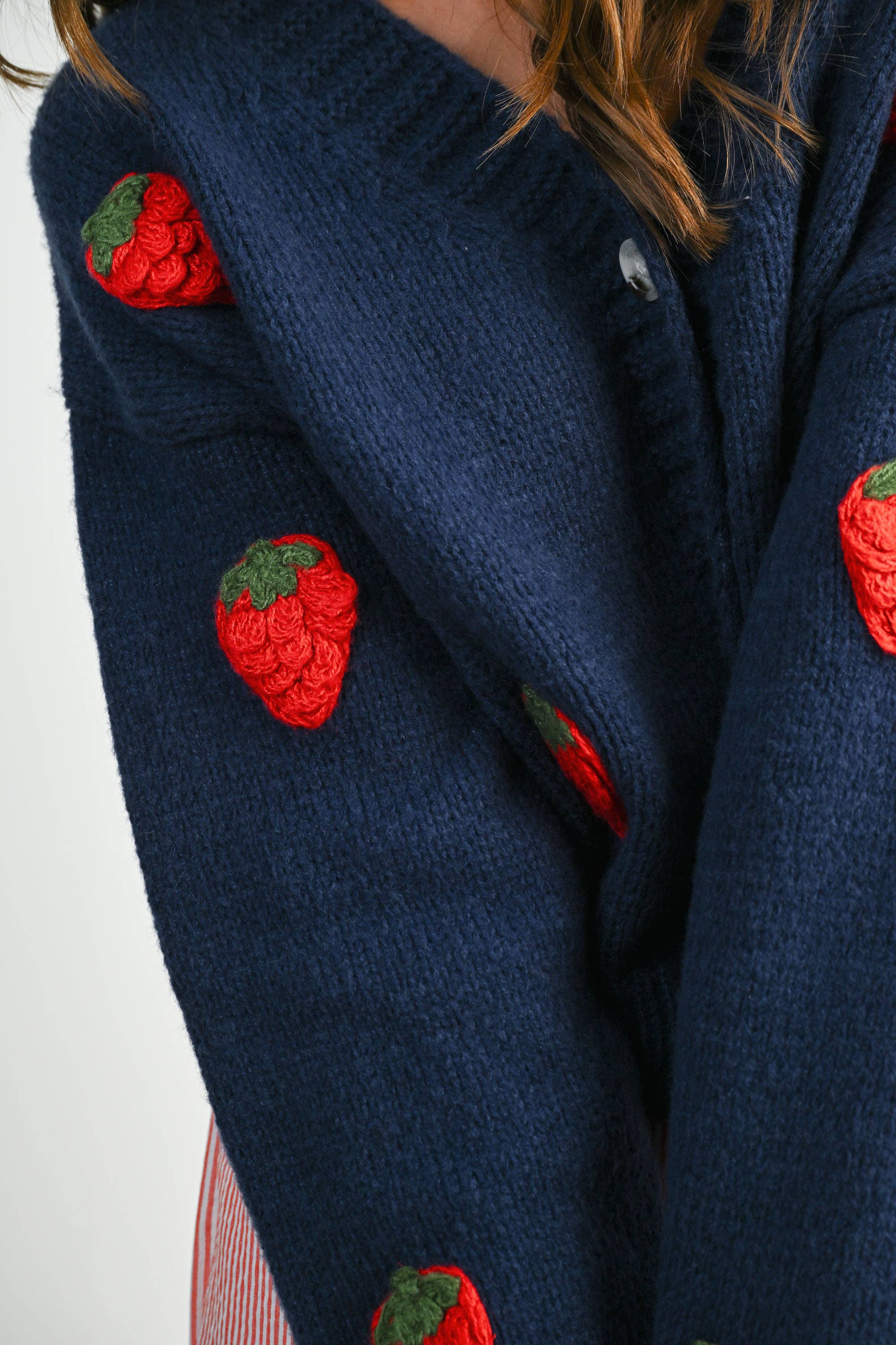 BUTTERMELON – Großhandel Strickjacke – Damen – Kurzer Cardigan mit Erdbeerstickerei - BMC760926