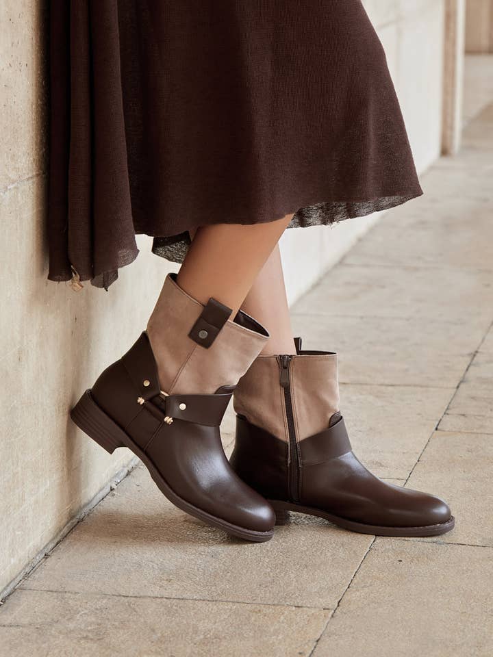 BOTTINE PLATE COURTE pour la vente par SWEET MAGIC SHOES & BAGS