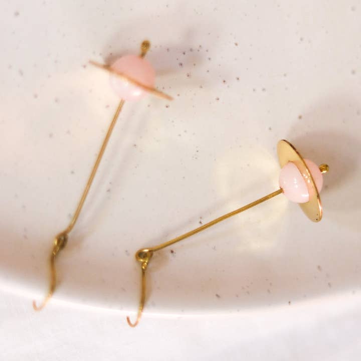 Energising Orbit oorbellen met rozenkwarts voor wholesale door Finders and Makers