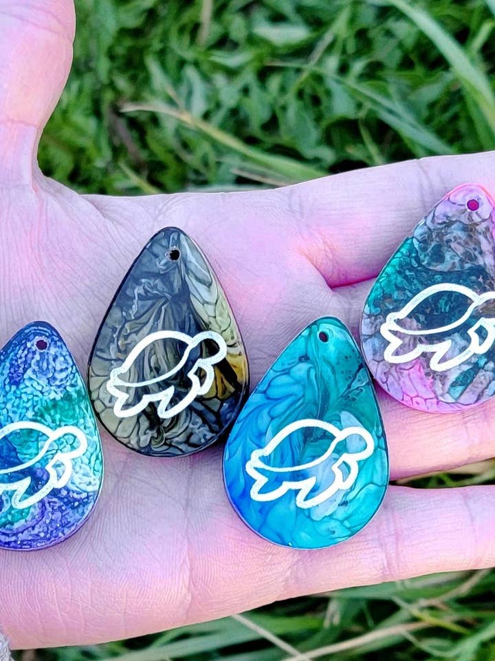 Colar de tartarugas marinhas Color Swirls por atacado de Shark Bitten