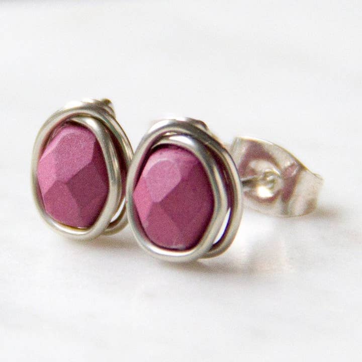 Orecchini a perno sfaccettati in filo metallico con perline fucsia in argento per la vendita all'ingrosso da parte di The Jovi Lyne Collection
