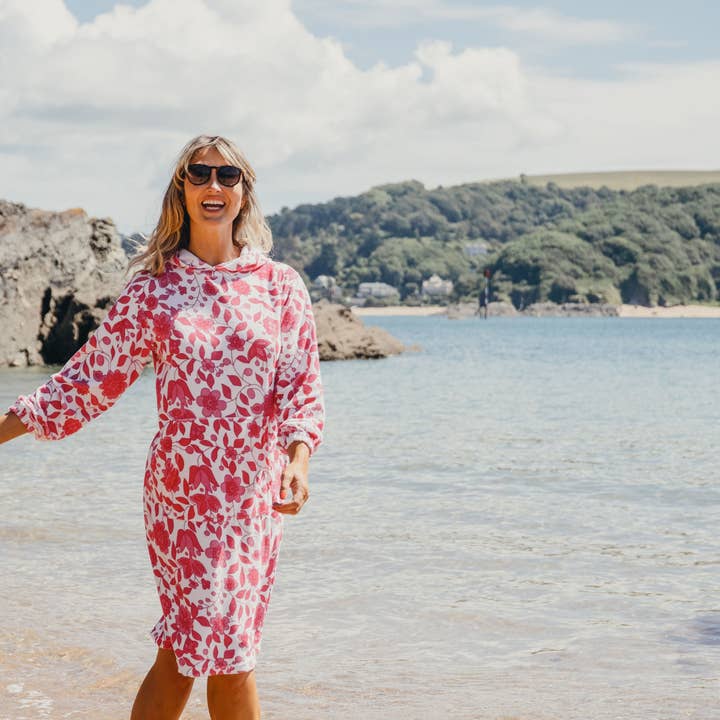 Accappatoio con cappuccio in spugna floreale Jamie | Fucsia per la vendita all'ingrosso da parte di Bridie & Bert