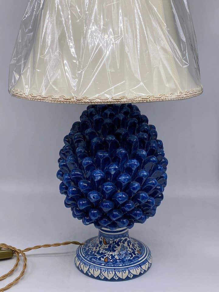 Lampe cône en céramique de Caltagirone, H.30 cm, base bleue antique décorée, fait main pour la vente par DD Ceramiche Siciliane