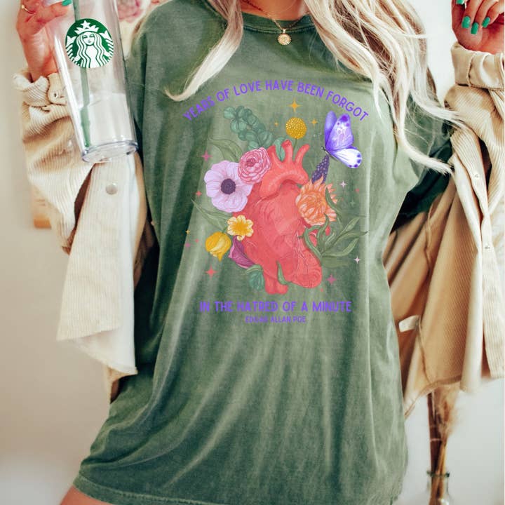 År av kärlek har glömts bort i hatet på en minut; Edgar Allan Poe-skjorta, gåva till henne, litteraturskjorta, Halloween-skjorta för wholesale av AFAdesignsCo