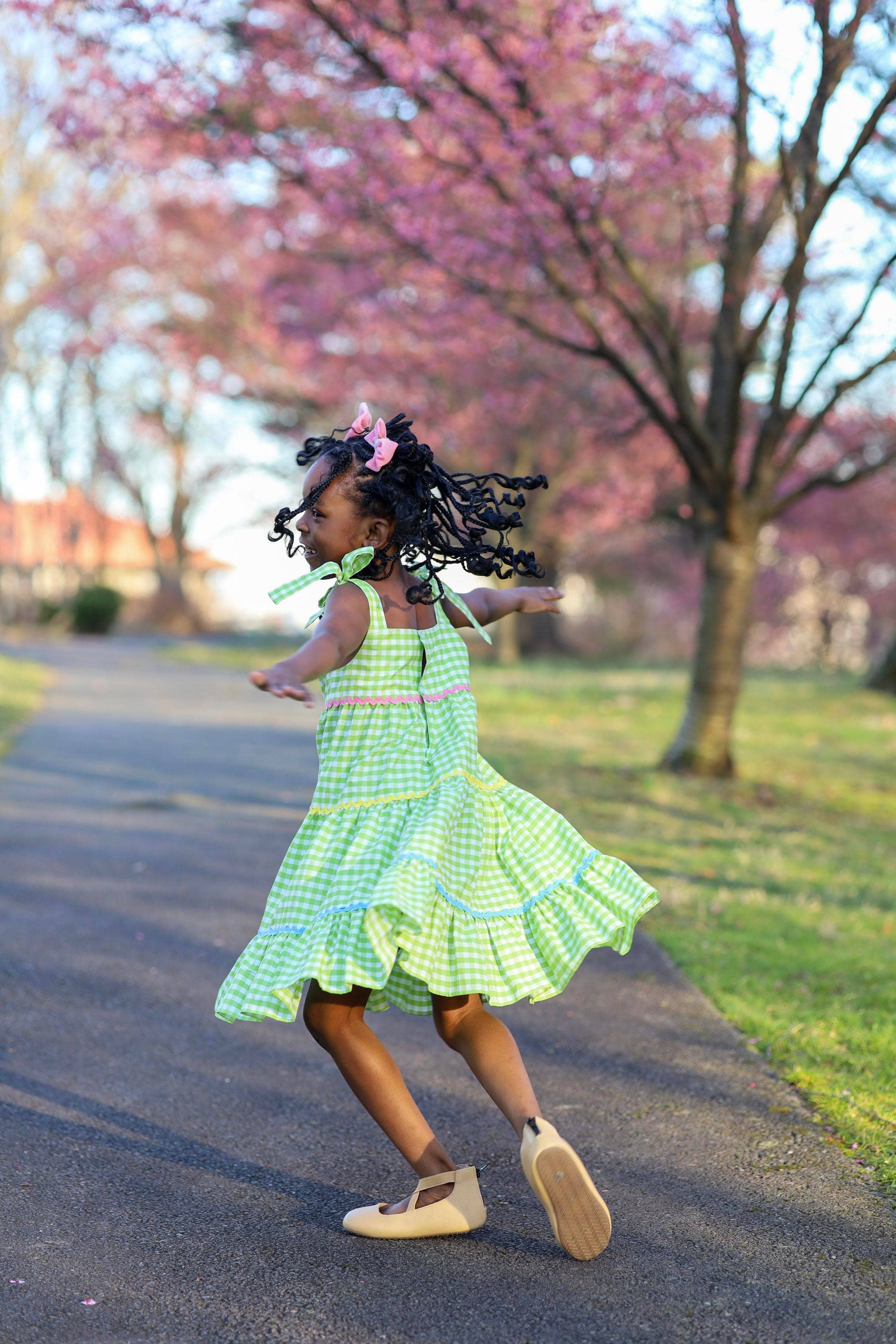 Posh Pickle - Vendita all'ingrosso Vestito - Bambini - Avanti! Abito a balze a quadretti da ragazza con spalle annodate11