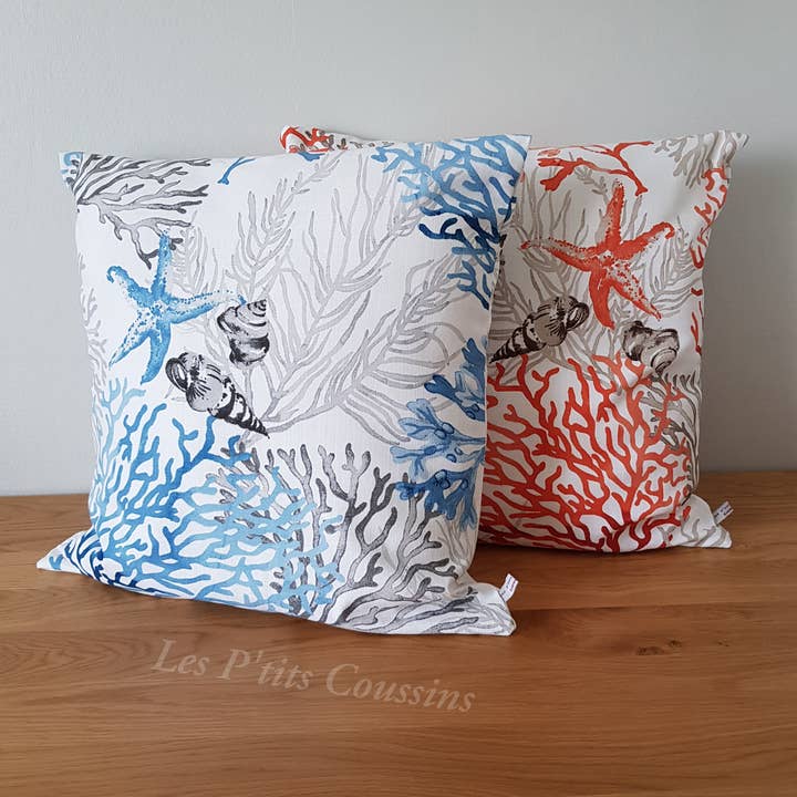 Stor dekorativ pude med koral eller blå marine mønstre for engroshandel hos Les P'tits Coussins