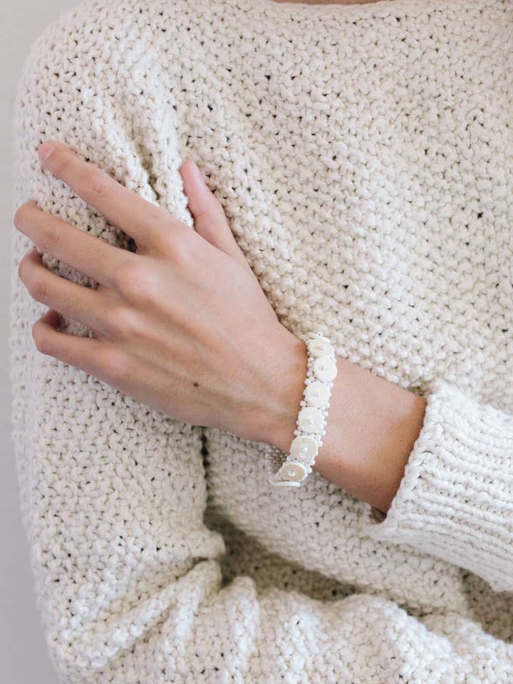 Struds æggeskal Single-Row Skoonheid armbånd, naturlige for engroshandel hos Hope Artisan Collective