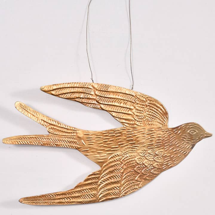 Lila Rasa – Großhandel Skulptur – GOLDENER SCHWALBENVOGEL ZUM AUFHÄNGEN, 16 X 1 X 9 CM, 3ER-SET
1