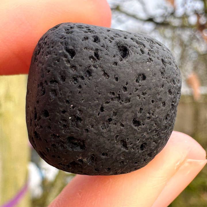 Lava tumble 15-25mm svart lavasten ädelsten tumlad av Elf för wholesale av Elf Kendal Hippies