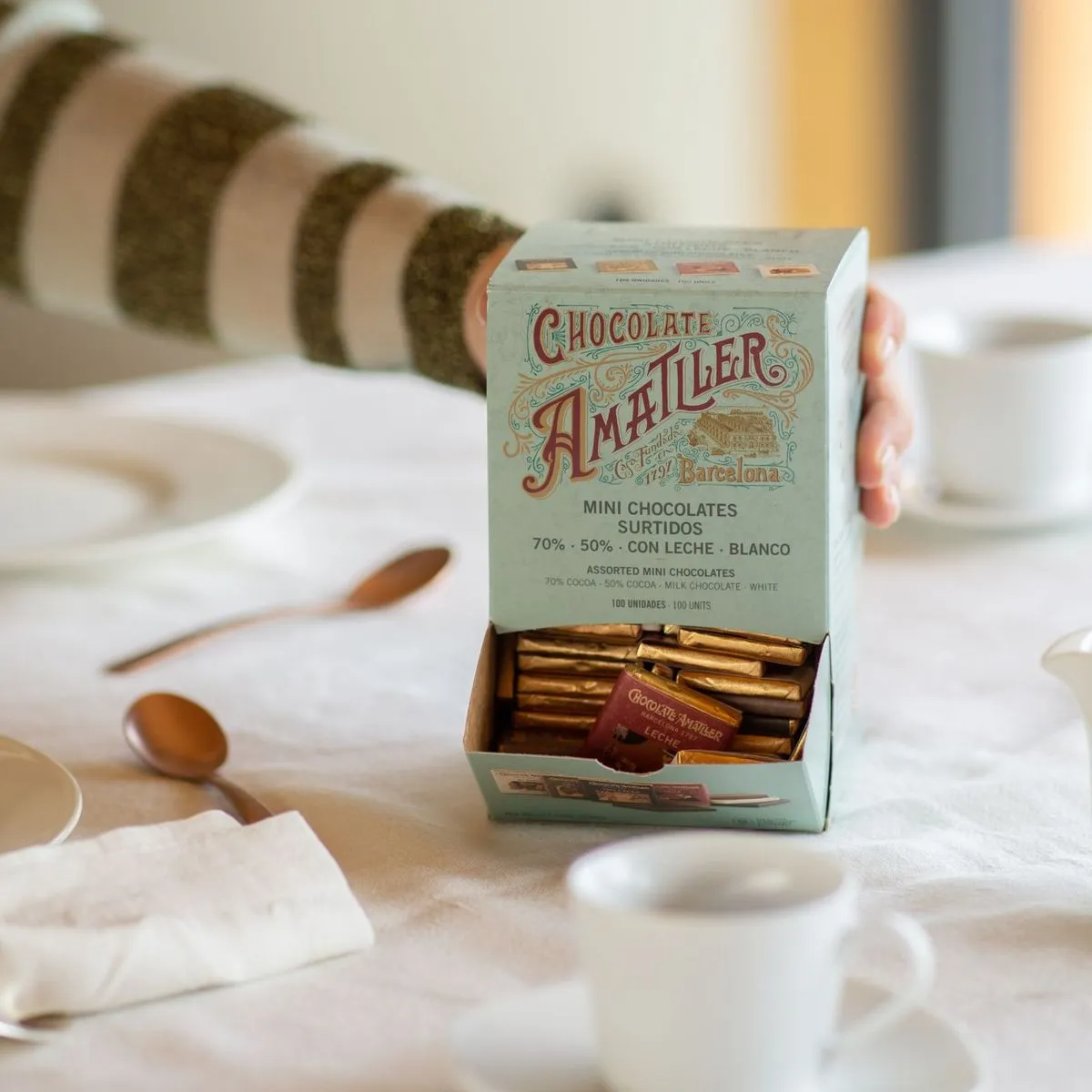 ADG Diffusion - Wholesale Chocolate Box - 5G MILK/BLACK/WHITE CHOCOLATE NAPOLITAN DISPENSER3