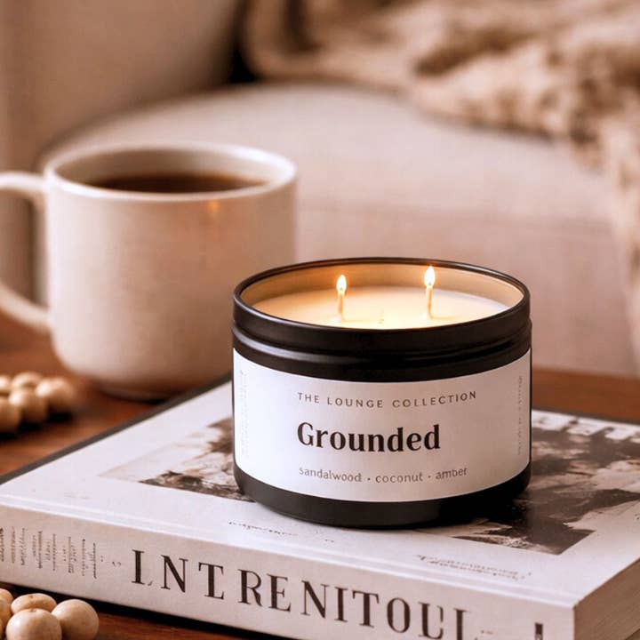 Grounded - Sandalo + Cocco - Candela di Soia Nera da 6 oz. per la vendita all'ingrosso da parte di Bold Space Candle Co.
