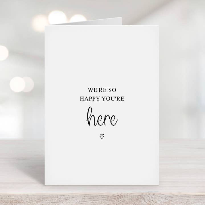 Biglietto «Siamo così felici che tu sia qui» per la vendita all'ingrosso da parte di Kalm Lettering