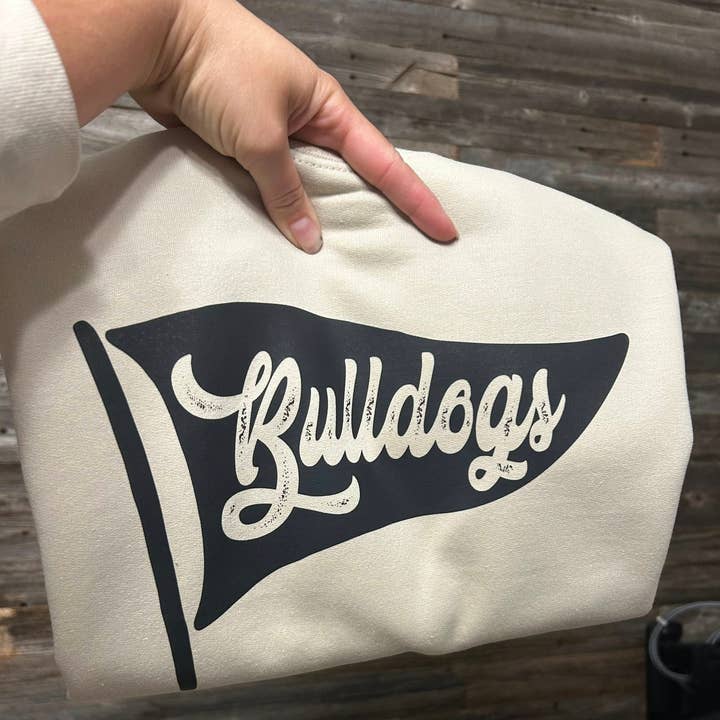 Bulldogs Pennant Sand Crewneck för wholesale av Tucker with a Tee