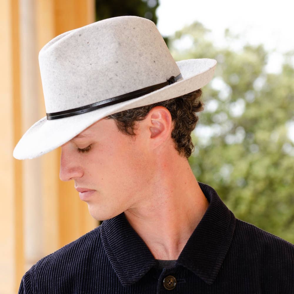 TRAVAUX EN COURS... – Großhandel Fedora-Hut – Damen – Filzhut mit Lederband und rohem Rand12