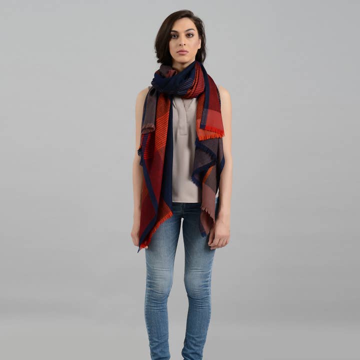 Écharpe Tissée à la Main en Mélange de Cachemire Crimson Trail pour la vente par SADHU HANDMADE NATURALS