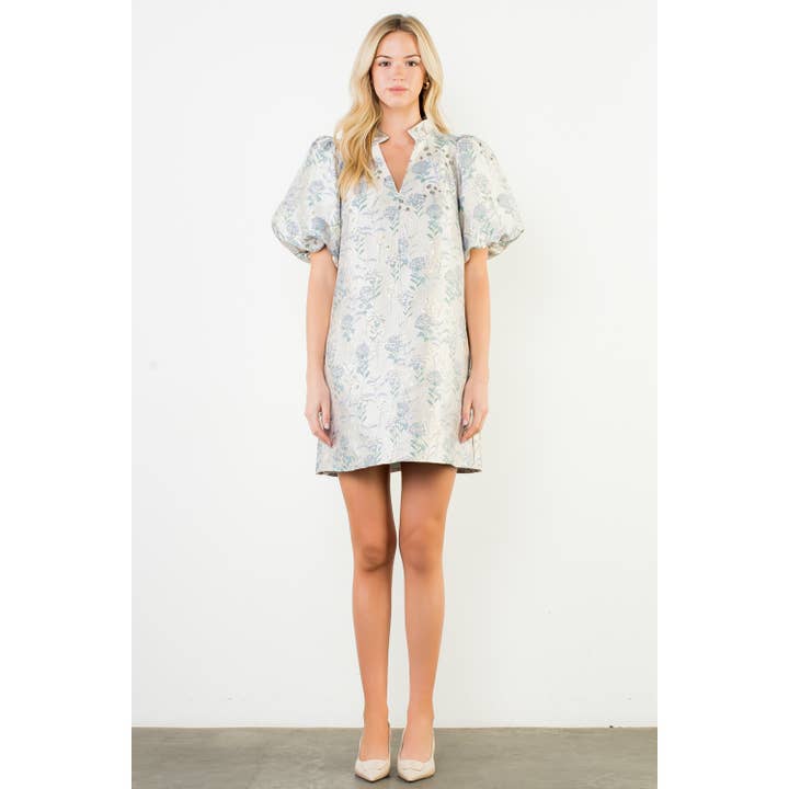 Kjole med V-udskæring, pufærmer og blomsterdetaljer for engroshandel hos THML