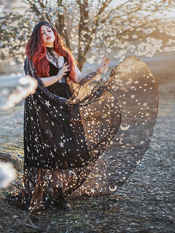 Black Stars & Moon kappe i vegansk silkeagtig chiffon med hætte for engroshandel hos Costurero Real