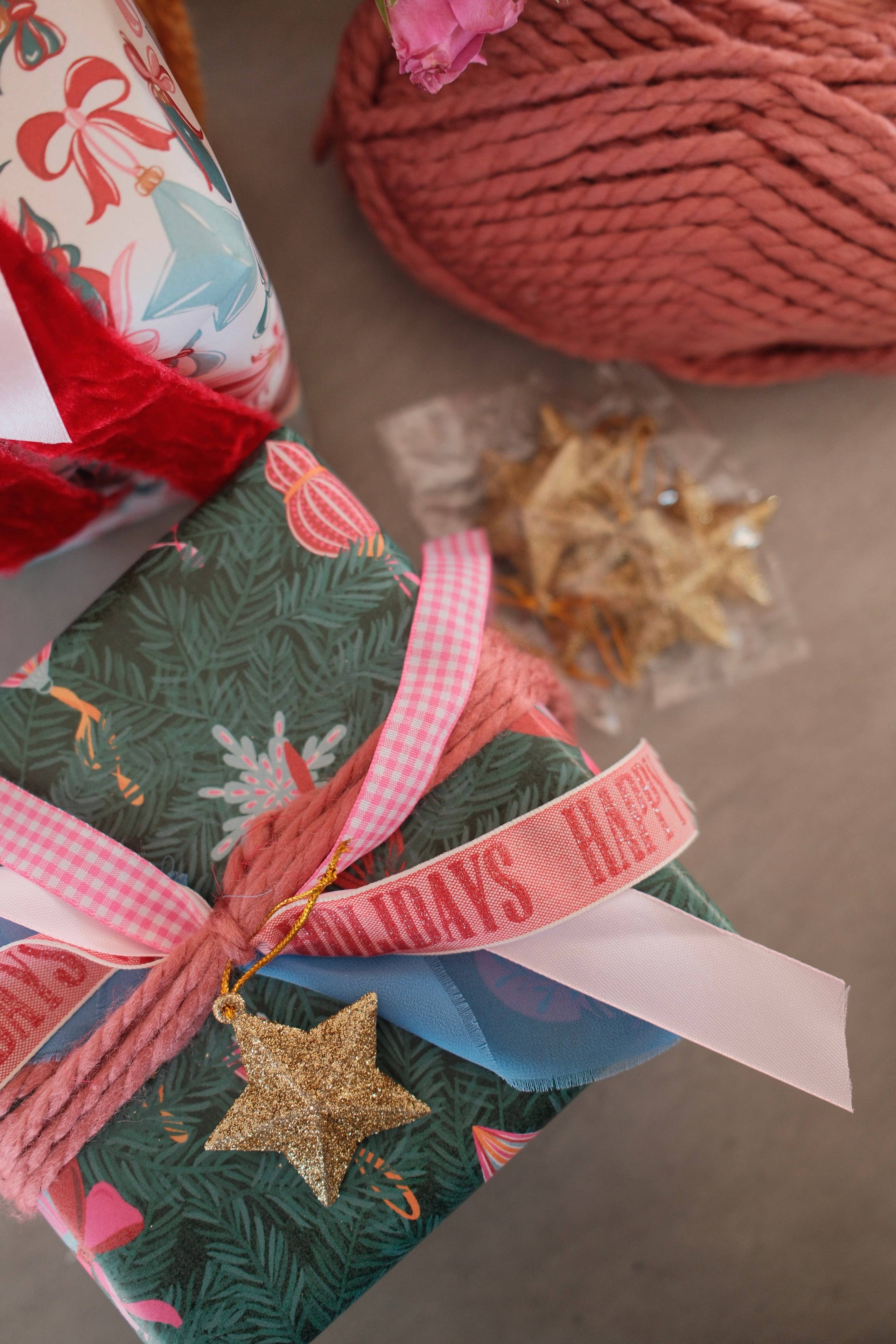 Vivie and Ash - Venta al por mayor Rollos de papel de regalo - Papel de regalo rosa con adornos navideños y ramas4