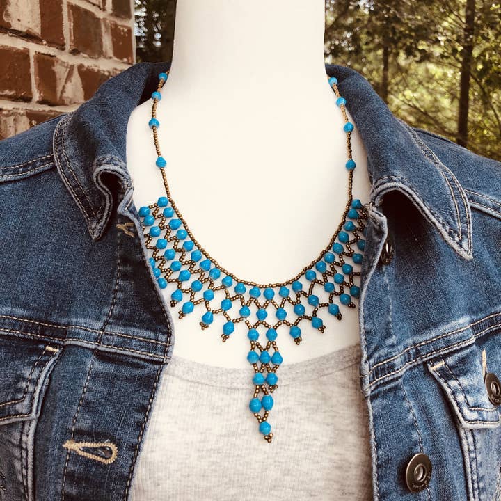 Akaama 1 handgemaakte ingewikkelde slabbetje ketting met kralen (helderblauw) voor wholesale door Tugende Design