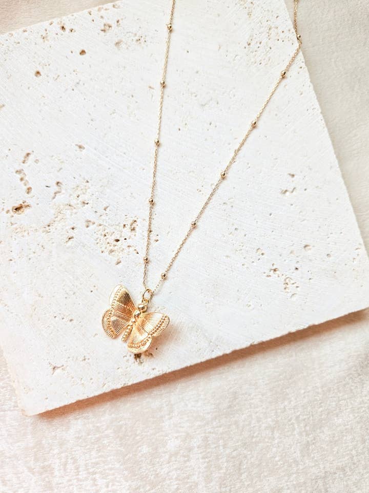 Collier Pendentif Papillon en Or pour la vente par Lotus & Lace Designs