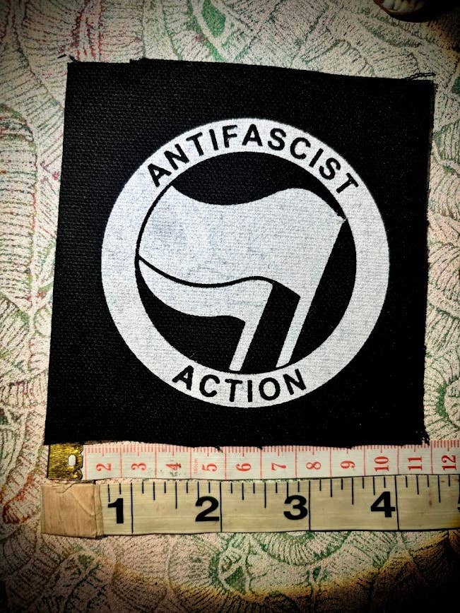 ANTIFA logo patch. for engroshandel hos Three Raccoons