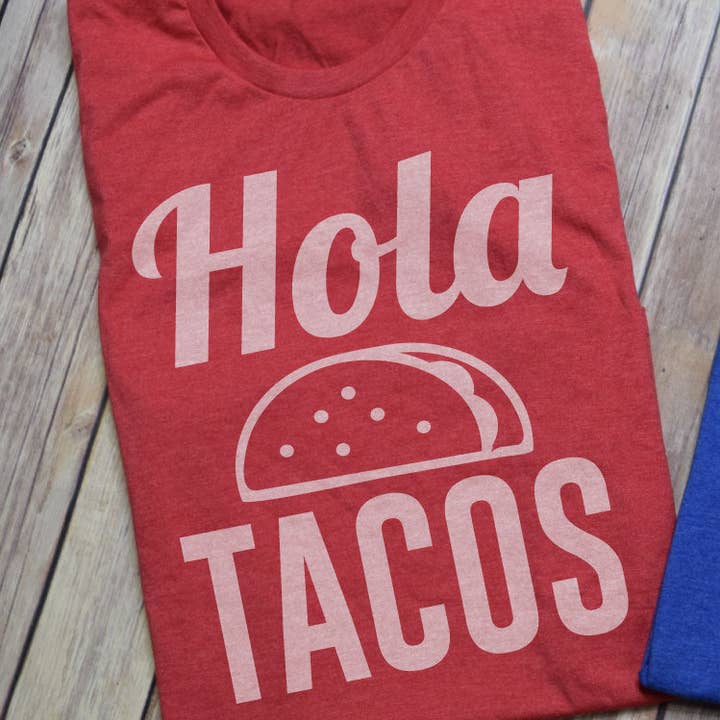 T-shirt Hola Tacos pour la vente par Sweet Caroline Boutique