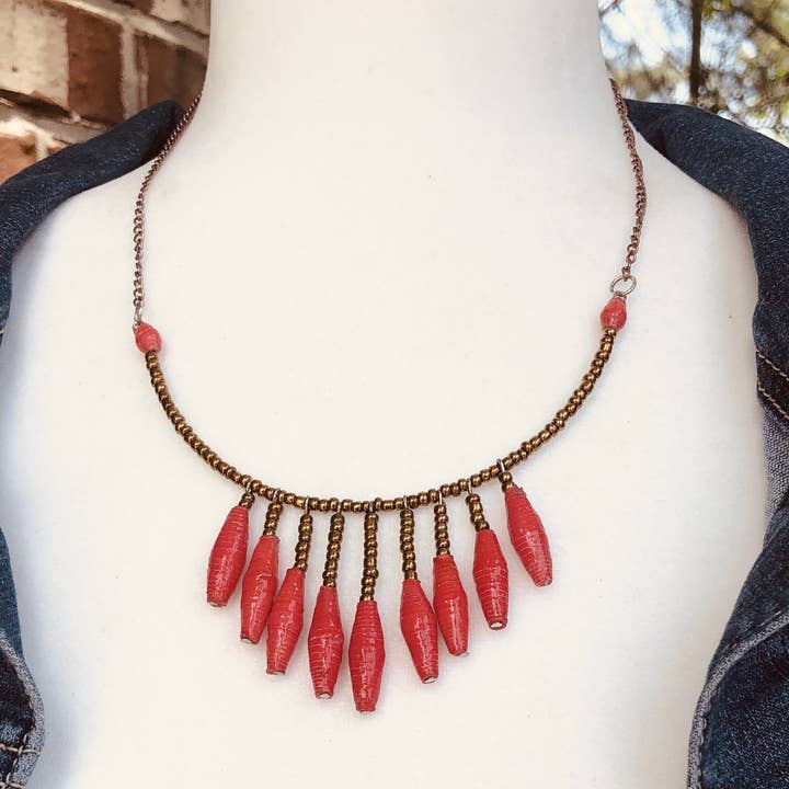 Bavoir monochromatique fait main Banda Darling avec chaîne en bronze (5 couleurs) pour la vente par Tugende Design