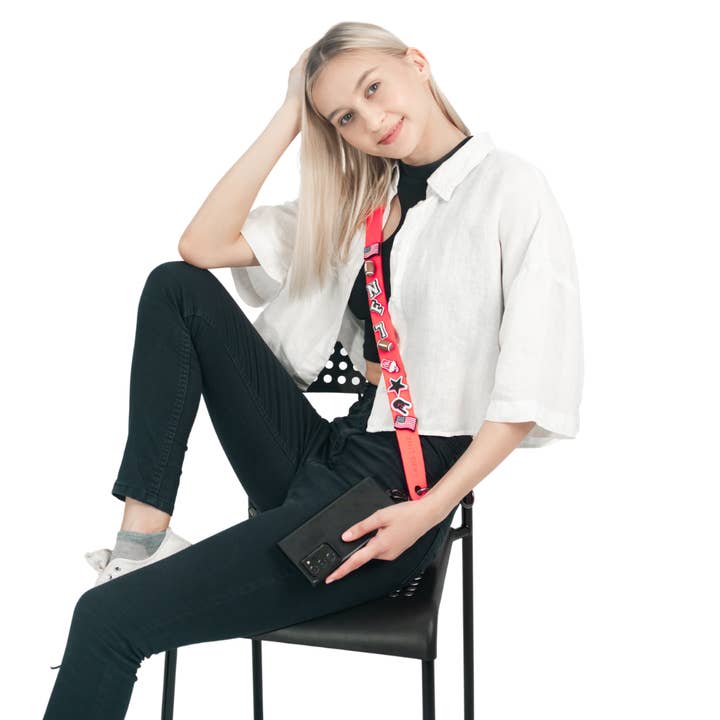 Cinturino per telefono arancione con ciondoli decorativi compatibili con coccodrilli per la vendita all'ingrosso da parte di UNITEDIFY