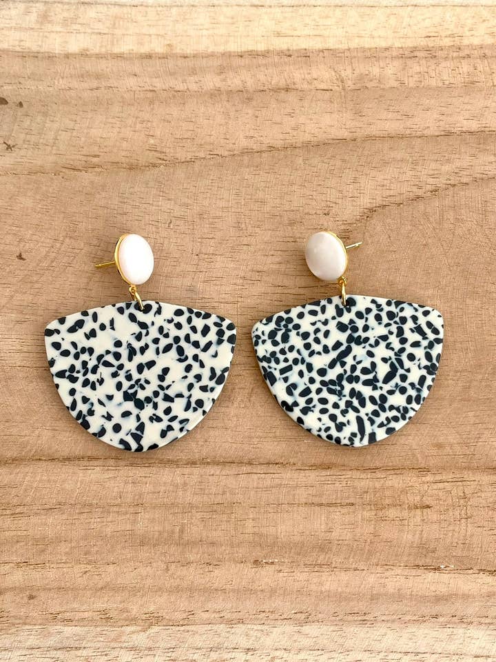 Øreringe FANNY - plettet beige og sort for engroshandel hos Innaya