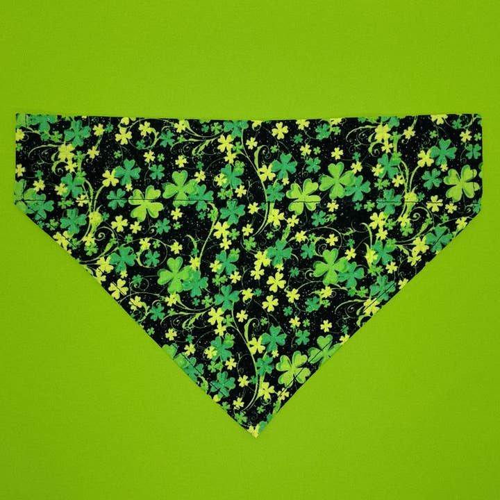 Bandana para perro Glitter Shamrocks con diseño de trébol para el Día de San Patricio para venta al por mayor de Woofingtons & Company