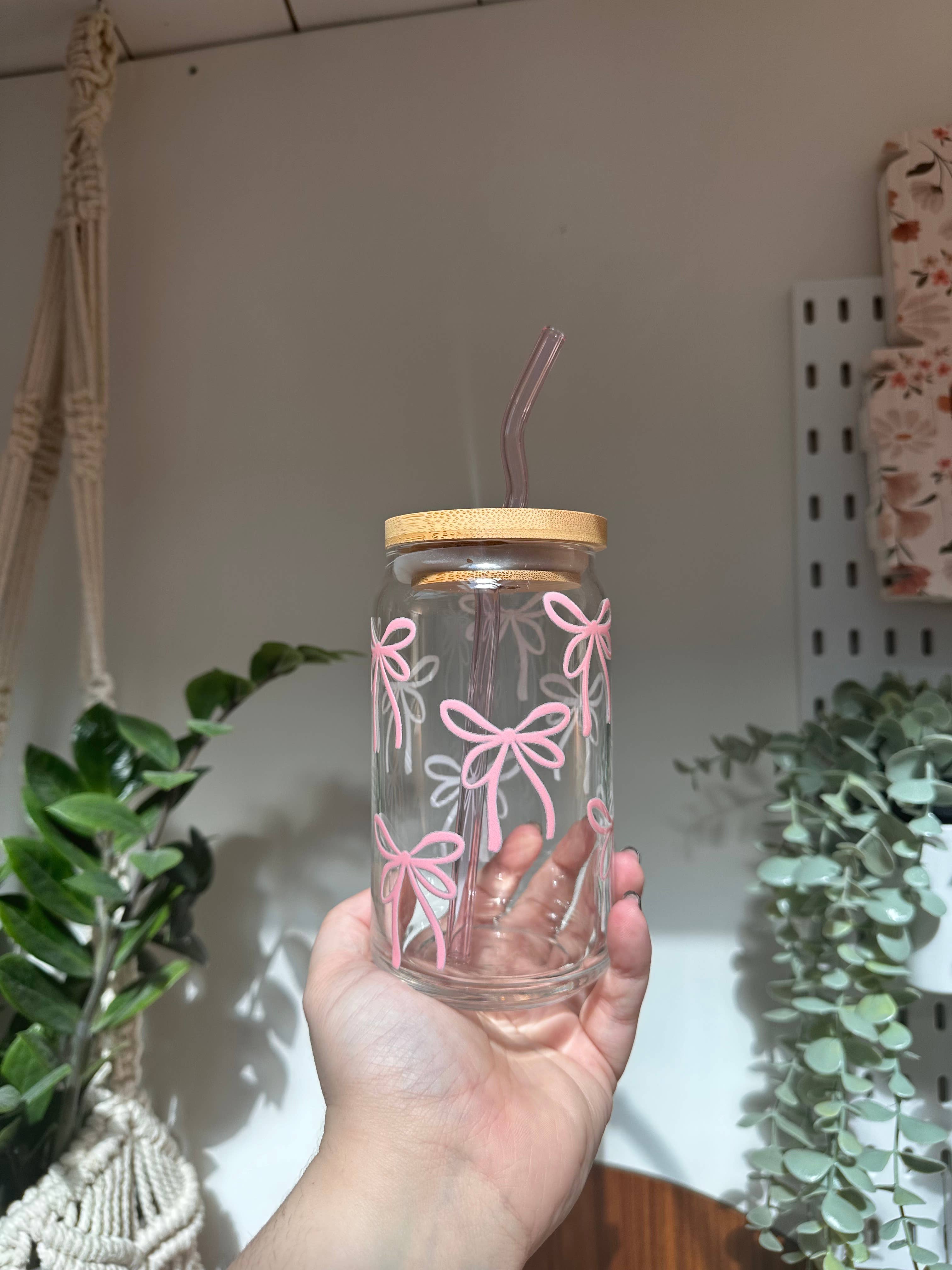 Powered By Daisies - Wholesale Drinkglas/beker - Glazen beker met roze strikjes1