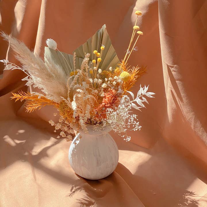 Blumengesteck aus Pampasgras, getrocknetes Palmenspeer, Blumengesteck, Frühlingsblumen, Wiesenvasenfüller, Gelb und Orange für den Großhandel von Hidden Botanics