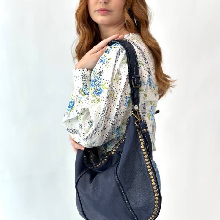 Sac hobo Anna en cuir avec clous pour la vente par Bolsa Nova Handbags