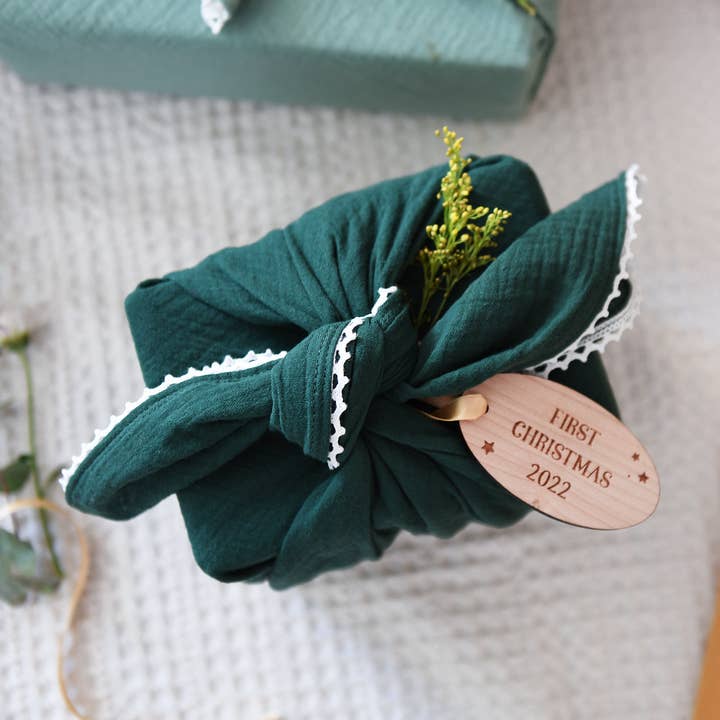 Genanvendelig skovgrøn blonder trimmet stof gaveindpakning for engroshandel hos Clara and Macy