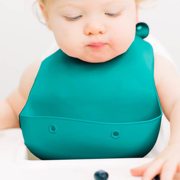 Bavoir d'alimentation enroulable en silicone Lars & Lola, paquet de 1 pour la vente par Bazzle Baby