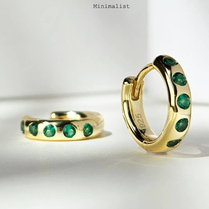 BOUCLES D'OREILLES HUGGIE AVEC POINTS ÉMERAUDE - LYBE6487 pour la vente par HolyBang Jewels