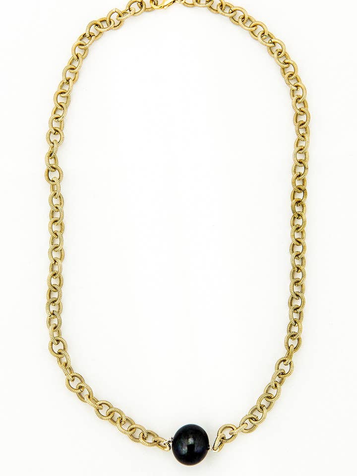 Perle d'eau douce noire/chaîne dorée pour la vente par Jocelyn Chemel