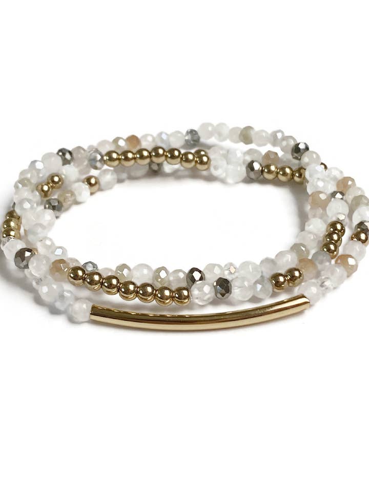 Stretcharmband aus Gold und mehrfarbigem Achat und Kristallperlen für den Großhandel von Juniper Wish