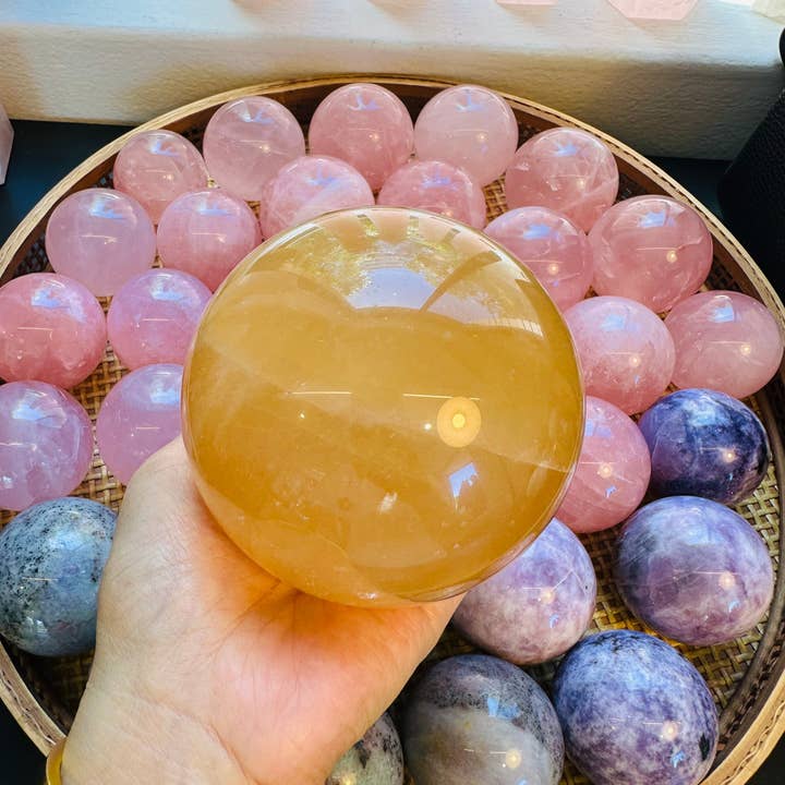 Moon Rituals - Venta al por mayor Piedras/cristales espirituales - Esfera esférica de calcita amarilla radiante, miel y calcita: positividad