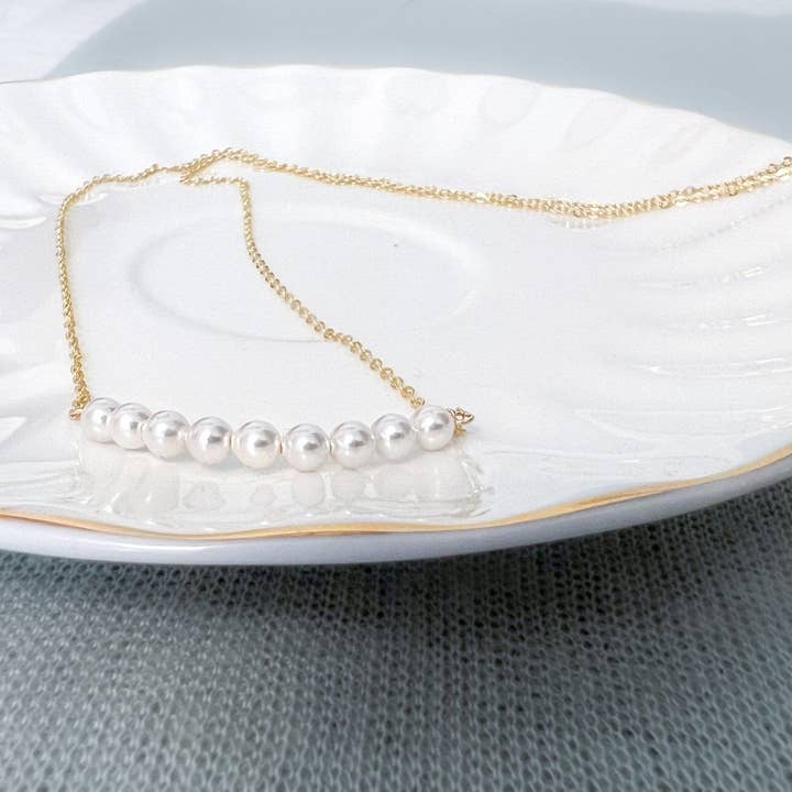 Collier à Petite Perle, Minimaliste Courbé Blanc ou Crème pour la vente par Sela+Sage
