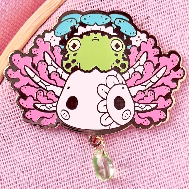 Épinglette en émail dur Lily Pond Axolotl & Frog avec breloque pendante pour la vente par Evy Benita