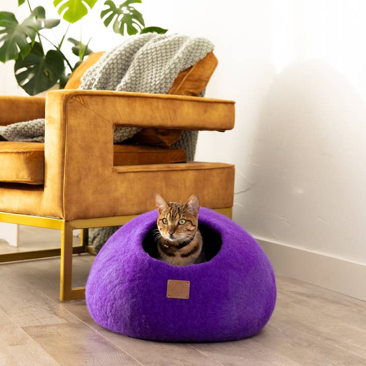 Lit troglodyte en laine feutrée de qualité supérieure pour chat - violet prune pour la vente par Fuzzy cove