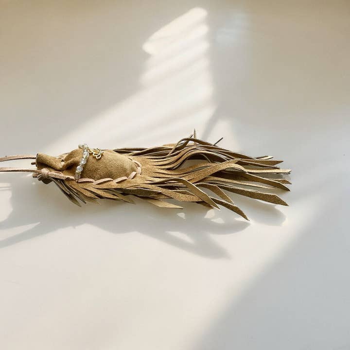 Shamana Co. – Großhandel Kette mit Anhänger/Charm – Leyla Amuletttasche mit Fransen, Ledertasche, Medizintasche, Halskette 2