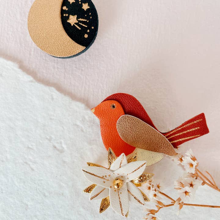 du vent dans mes valises – Engroshandel Broche – Håndlavet sød nattebroche med stjernebesat halvmåne i genanvendt læder4