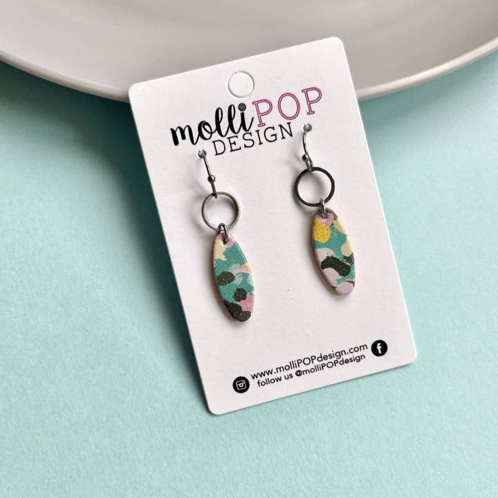 Boucles d'oreilles à œillets à pois abstraits pour la vente par molliPOP Design