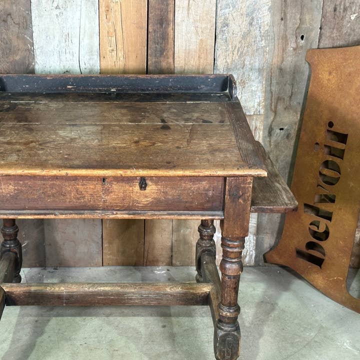 Antik victoriansk skrivebord i fyrretræ fra skole, ca. 1860 for engroshandel hos belvoir