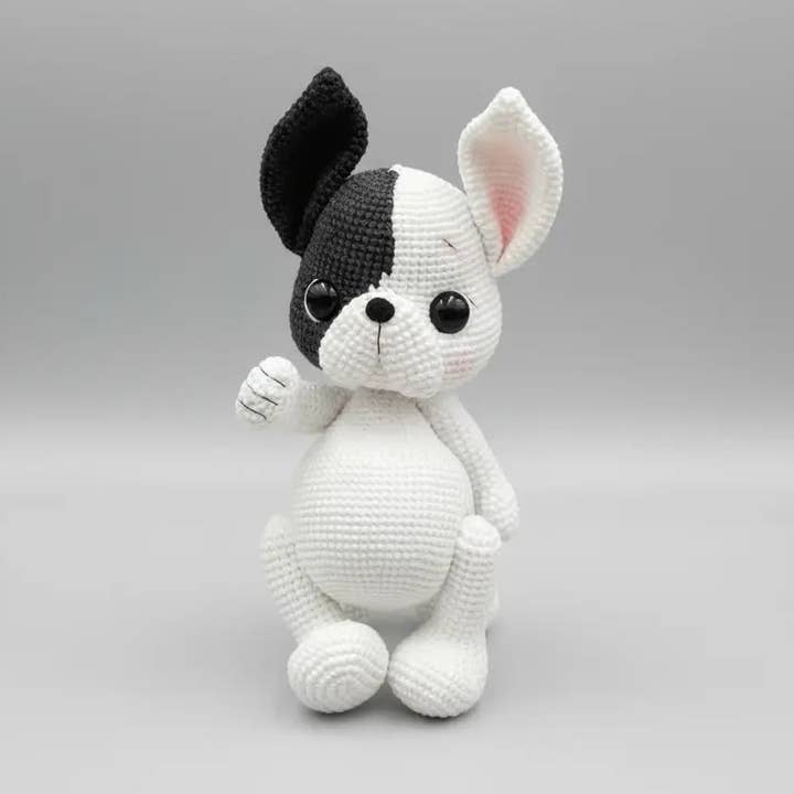 Jouet Chien Blanc Mignon au Crochet avec Tache Noire pour la vente par Joy Gift London