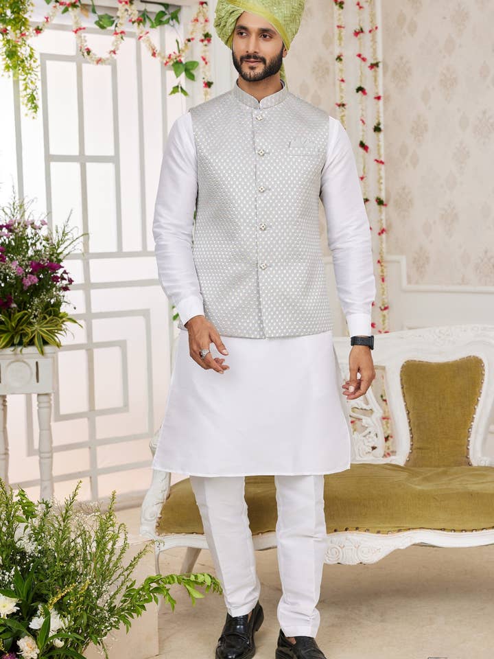 Kurta Pajama en soie d'art blanc argenté avec veste pour homme pour festivals et mariages - Travail de broderie pour la vente par HATKE BRIDE