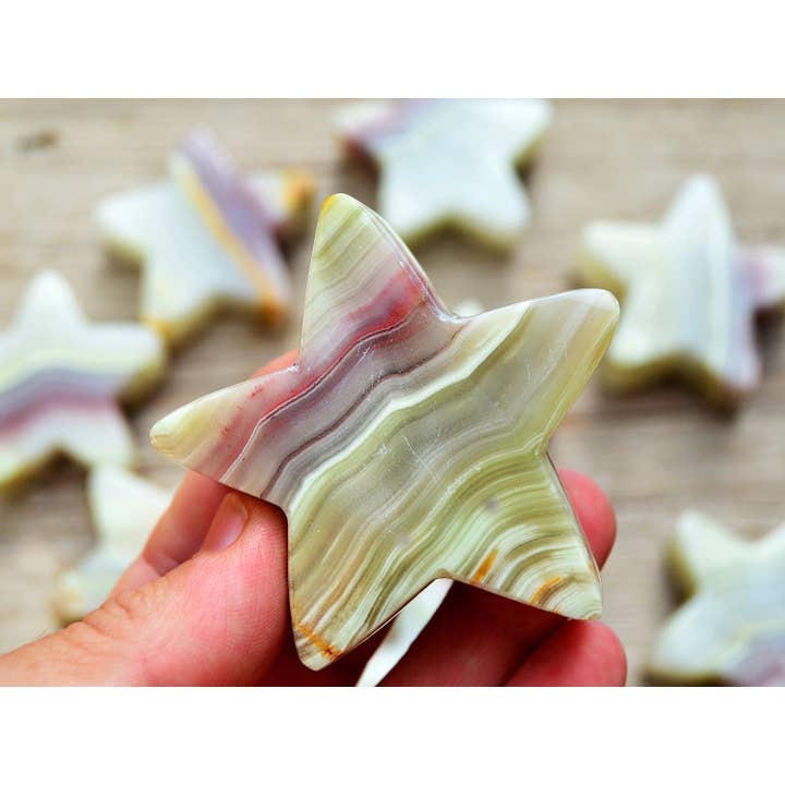 Kaia & Crystals – Großhandel Spiritueller Stein/Kristall – Rosafarbener Onyxstern (60 mm)1