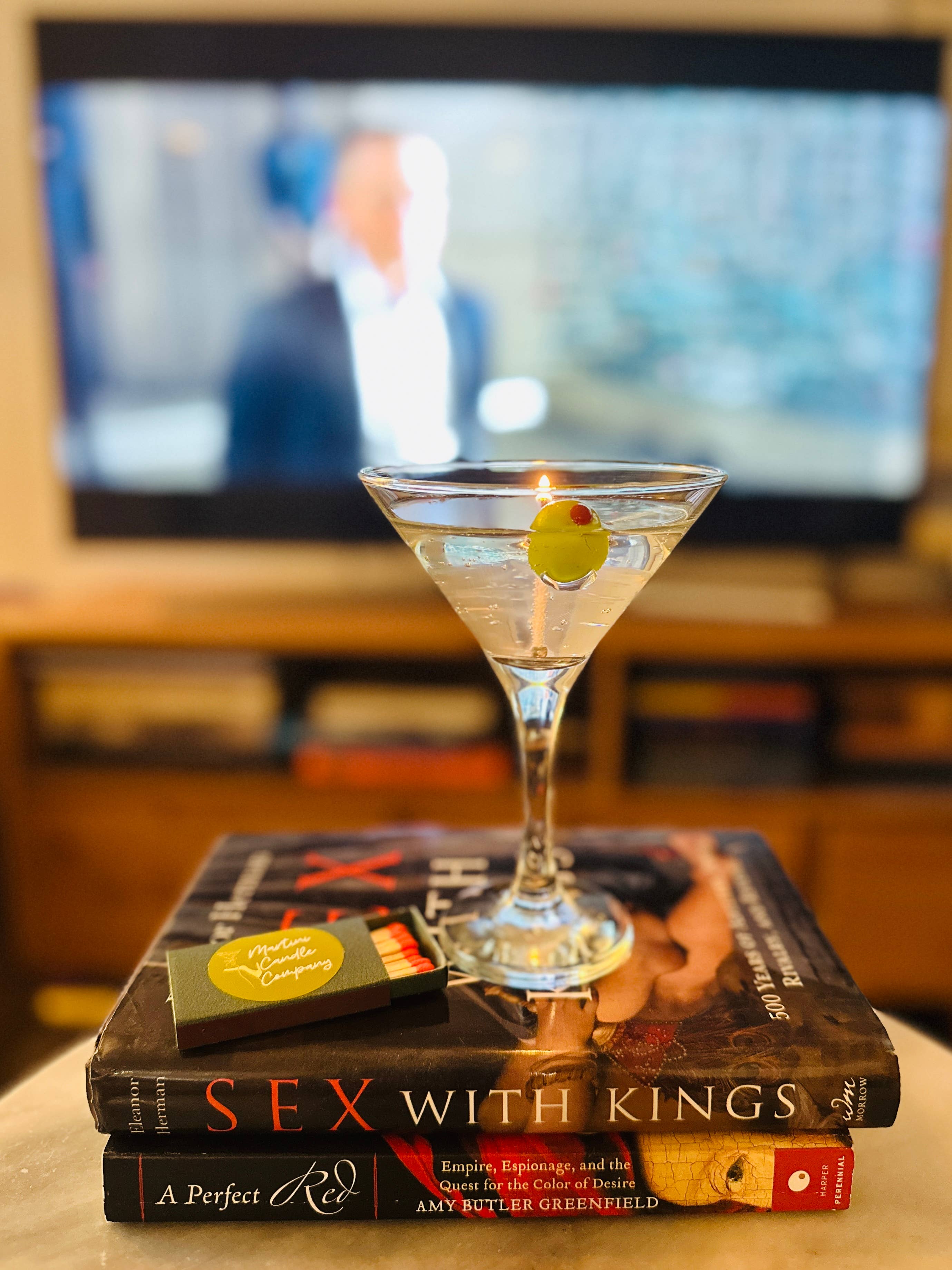 Martini Candle Co. – Velas de decoração por atacado – Vela Perfumada 7,5oz. Dirty Martini. Gin. Vodka. Azeitonas.1